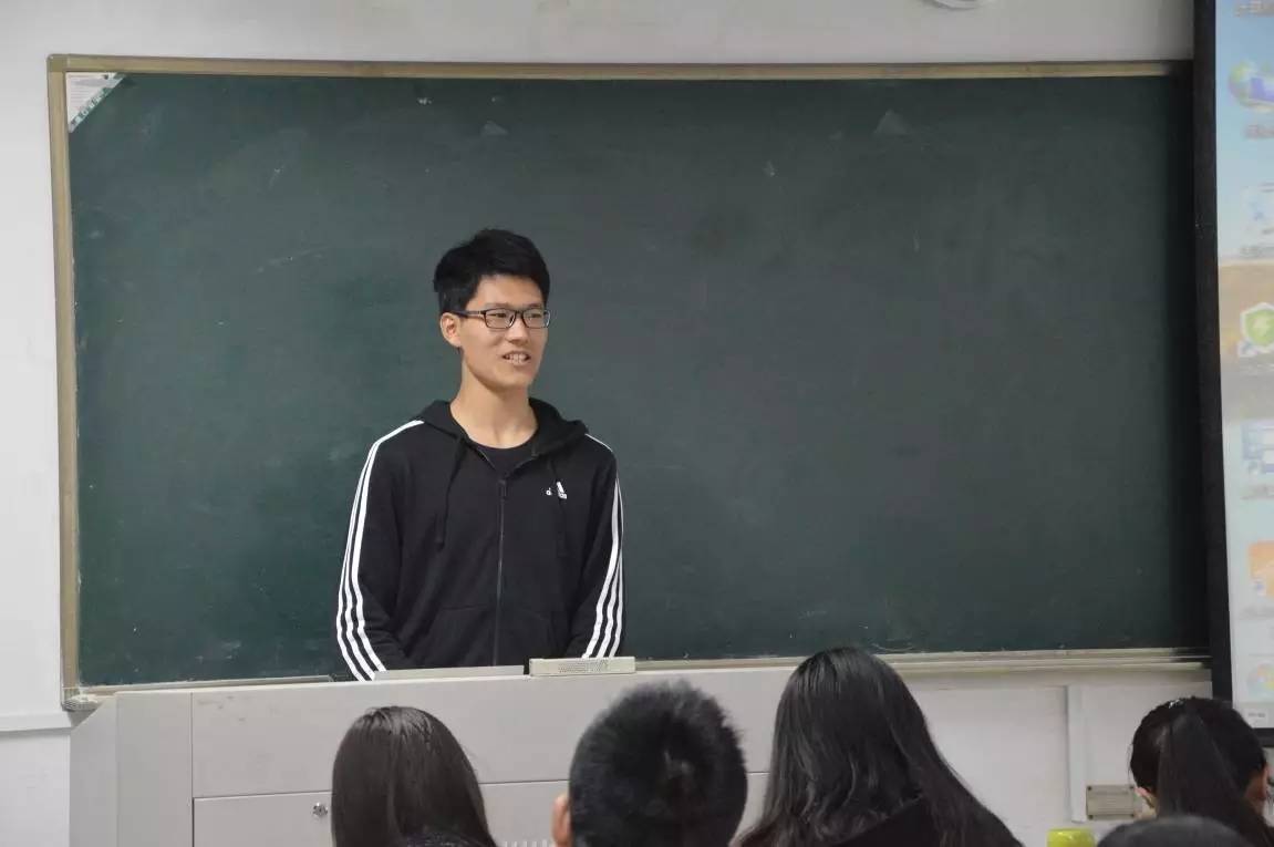 2020简短大学生入学自我介绍